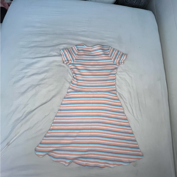 I am selling because I never wear the dress.. - Picture 2 of 2